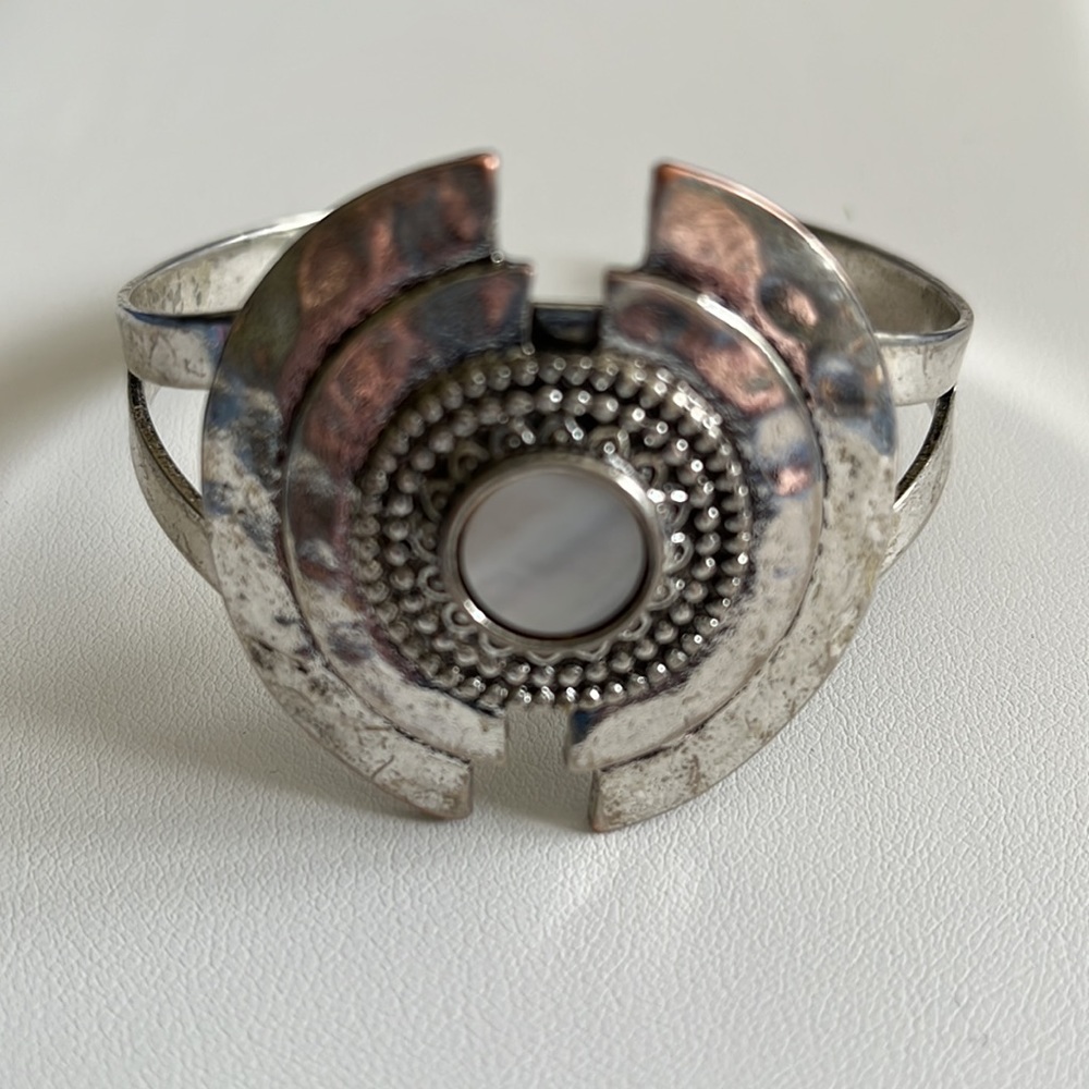 Bracelet Silvertone and Abalone Egyptian style hammered circle